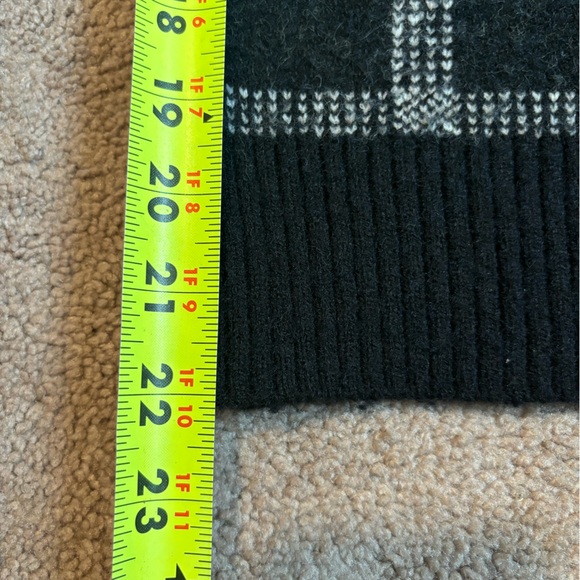 Boxy black plaid fluffy sweater - Picture 3 of 3